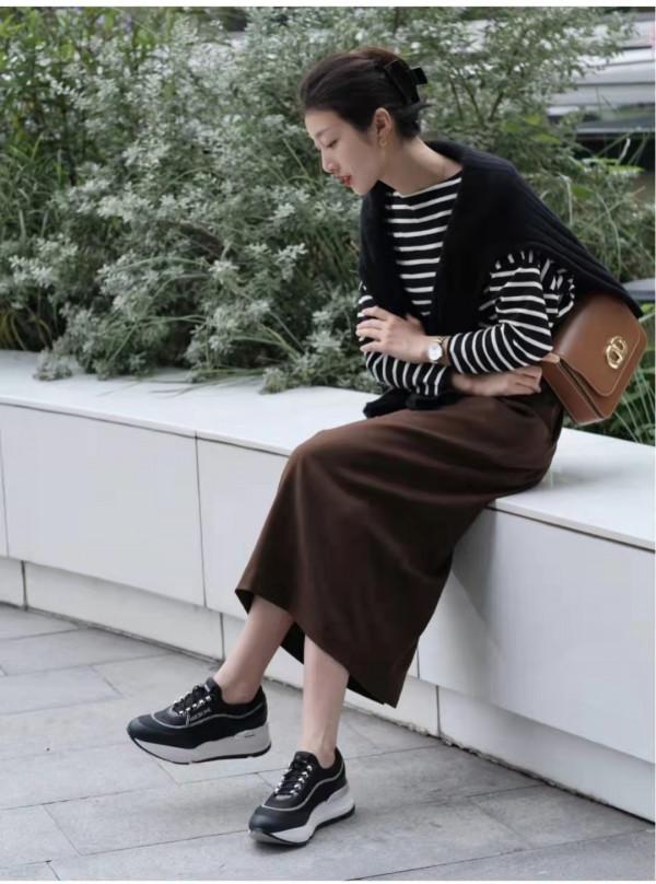 咖色半身裙搭配什麼顏色上衣好看