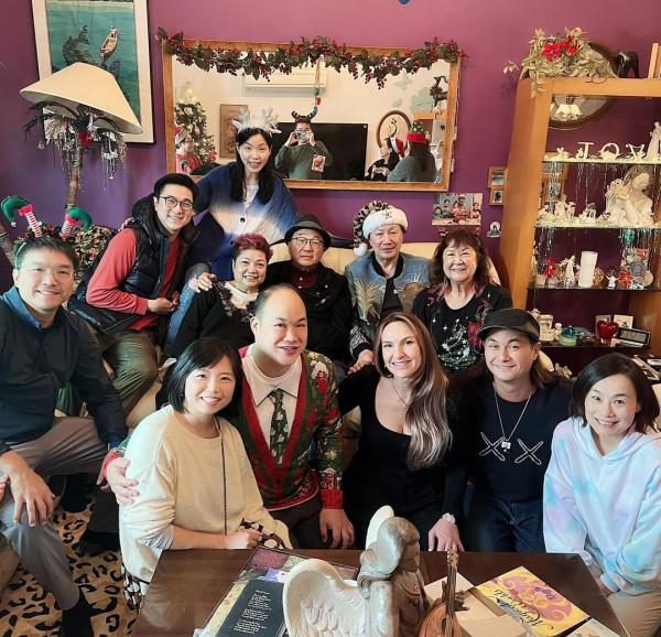 許冠文許冠傑開派對，兒孫滿堂太幸福，許冠英卻終生未婚無兒女