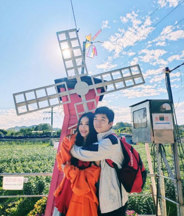 溫碧霞曬與老公恩愛出遊，養子身高超媽媽，母子貼面擁抱不避嫌