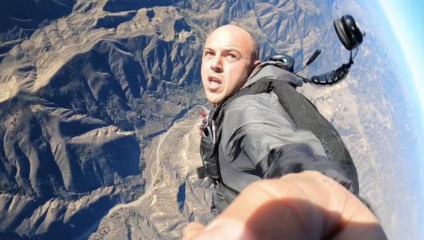 美國網紅開飛機灑朋友骨灰中途墜機？疑點太多被群噴：擺拍