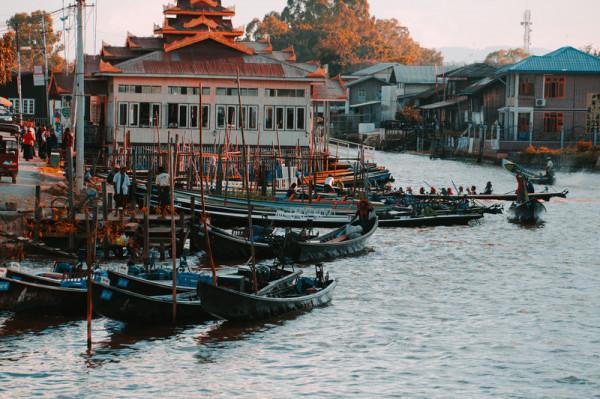 煙火氣息濃厚的緬甸小鎮，曾歸屬英國，英倫氣息十分濃郁