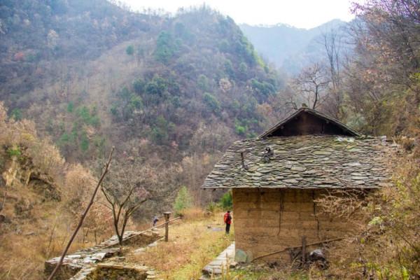 三面是山,一面是壁,秦嶺山窪窪裡的這棟老房子,太適合租來隱居 三面是山,一面是壁,秦嶺山窪窪裡的這棟老房子,太適合租來隱居