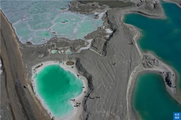 青海翡翠湖，人工採鹽幾十年挖出幾百個水坑，宛若寶石落入人間