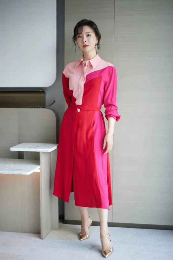 陳數40多歲了氣質依舊出眾，穿襯衫裙也優雅，真是中年女性的典範