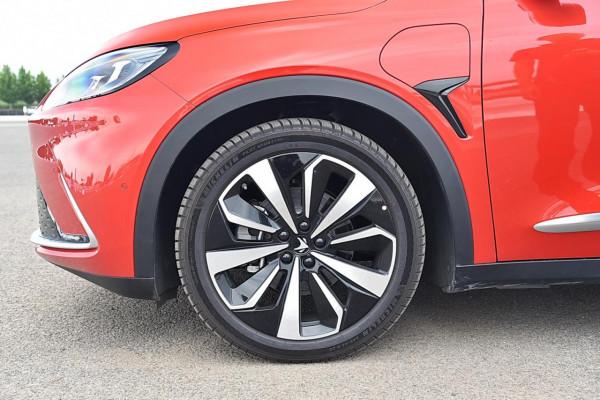 看似紳士實則暴徒,4.2秒破零百公里加速,極狐αS試駕,效能很強 看似紳士實則暴徒,4.2秒破零百公里加速,極狐αS試駕,效能很強