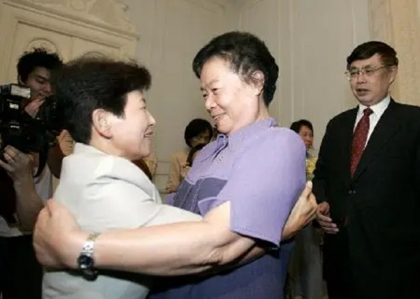 1980年，聶榮臻接見一47歲日本婦女，為何婦女下跪喊“父親”？