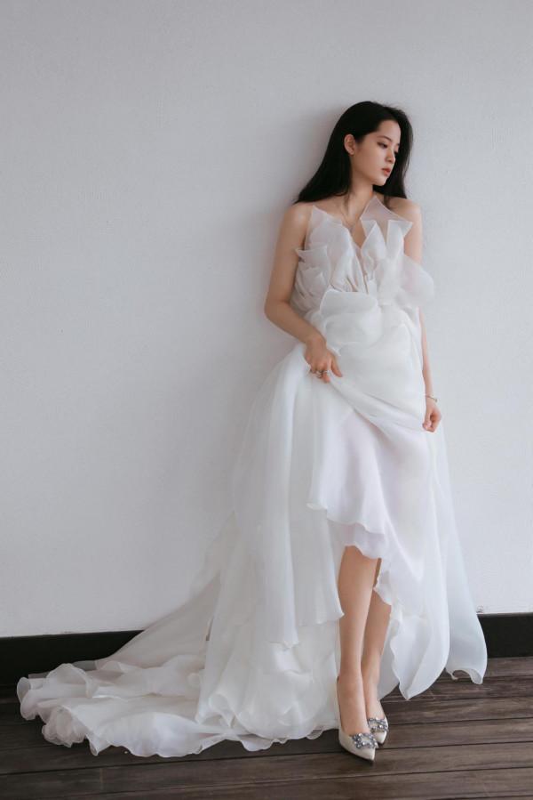 如何穿出少女感？歐陽娜娜完美示範，白色紗裙宛如花仙子