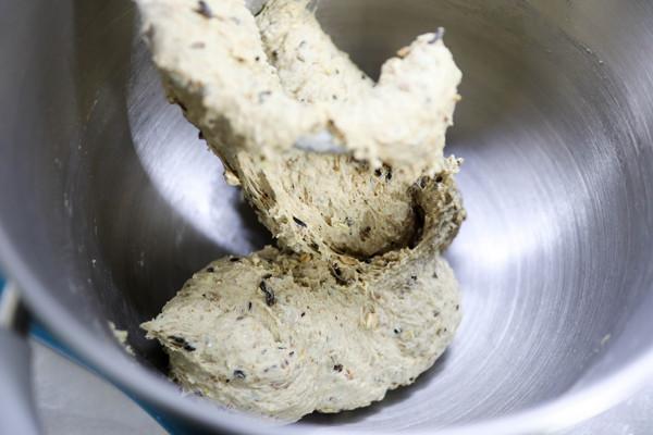 想吃歐包有啥難的，懶人做法烤出6個多谷麵包，2天的早餐不愁了