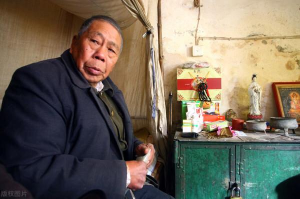 67歲大爺哭訴：退休金5600的我，現在連5塊錢的煙都買不起，想哭