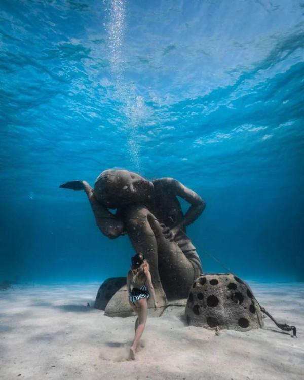 15巨像下面快樂做“小人”