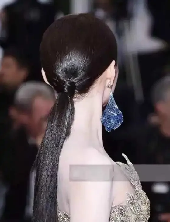 景甜最新生圖粉感重，脖子出現色差，歐陽娜娜還曾自曝全身塗粉