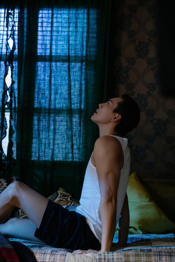 陳偉霆粵語新歌花絮釋出電影感滿滿 光影中勾勒立體五官帥氣逼人