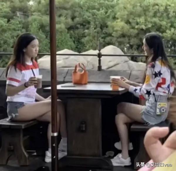 李嫣現身閨蜜聚會,穿熱褲蹺著腿喝咖啡,拎5位數包比王菲還闊綽 李嫣現身閨蜜聚會,穿熱褲蹺著腿喝咖啡,拎5位數包比王菲還闊綽