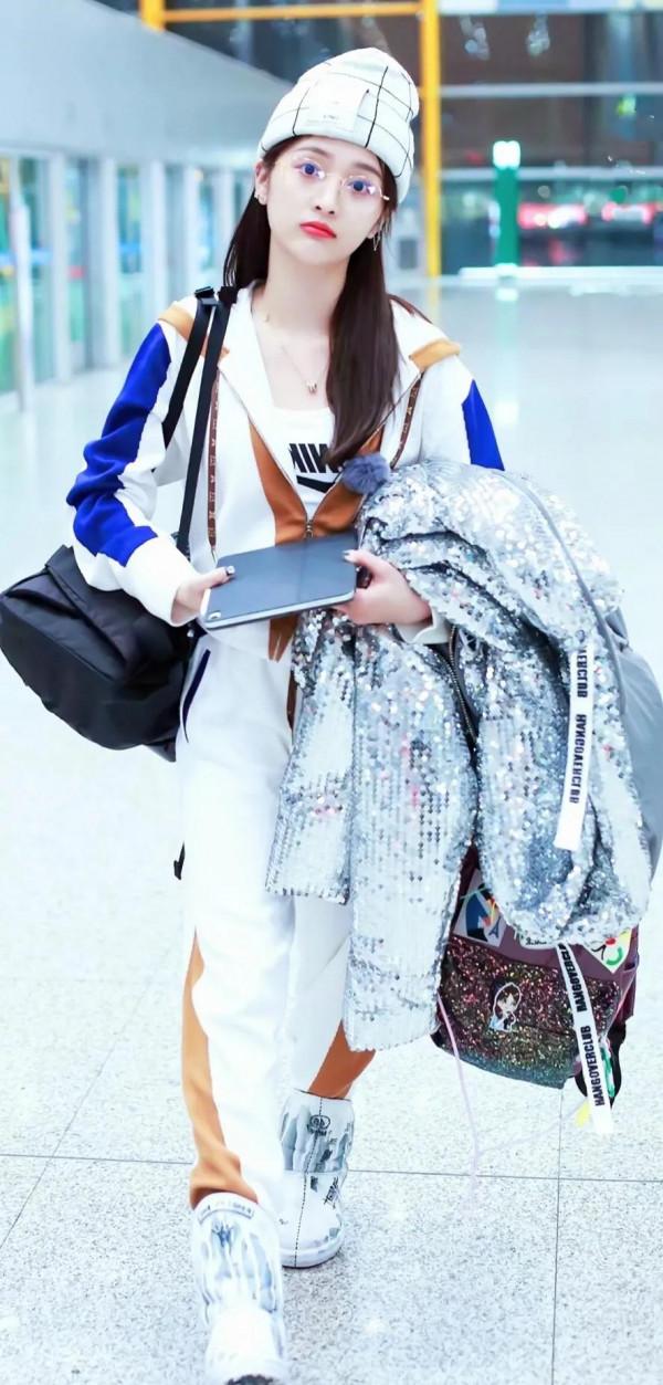 有喜歡吳宣儀的嗎？長相甜美可人，處處散發著迷人的青春氣息