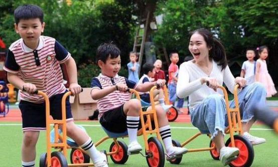 小學語文封面&OpenCurlyDoubleQuote;二胎變三胎&rdquo;，媽媽成了落魄戶？官方回應來了