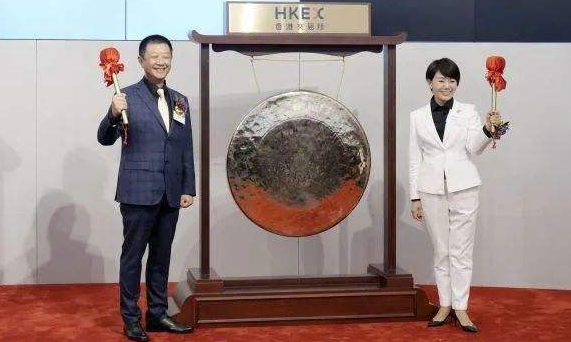 一個底層的服務員，到身價百億，小學文憑的她靠的是啥