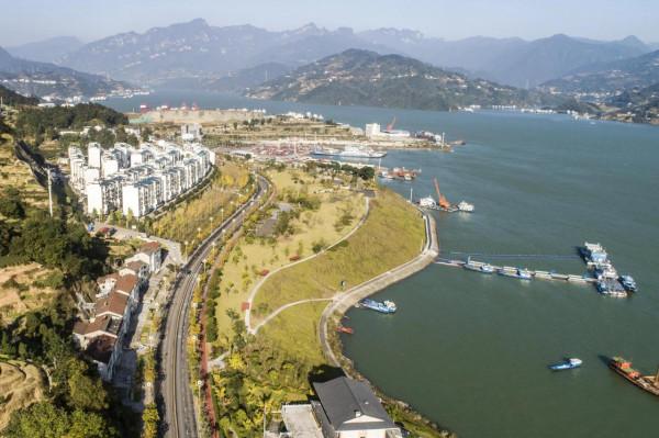 多彩庫岸三峽美