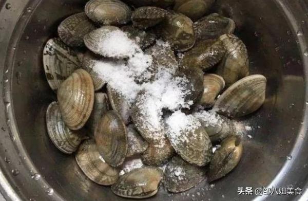 洗花蛤,儘量不要焯水,教您幾個好方法,吐沙乾淨,不影響口感 洗花蛤,儘量不要焯水,教您幾個好方法,吐沙乾淨,不影響口感