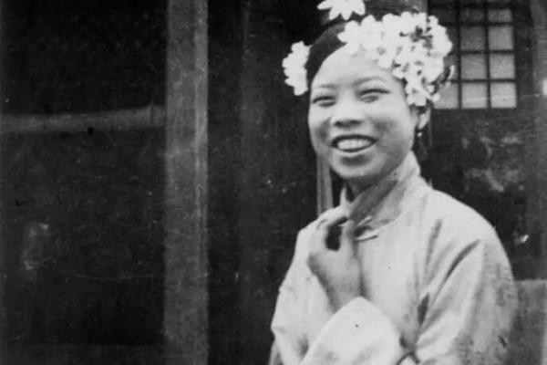 1953年，民婦傅玉芳臨死前對清潔工丈夫說：我叫文繡，是大清皇妃