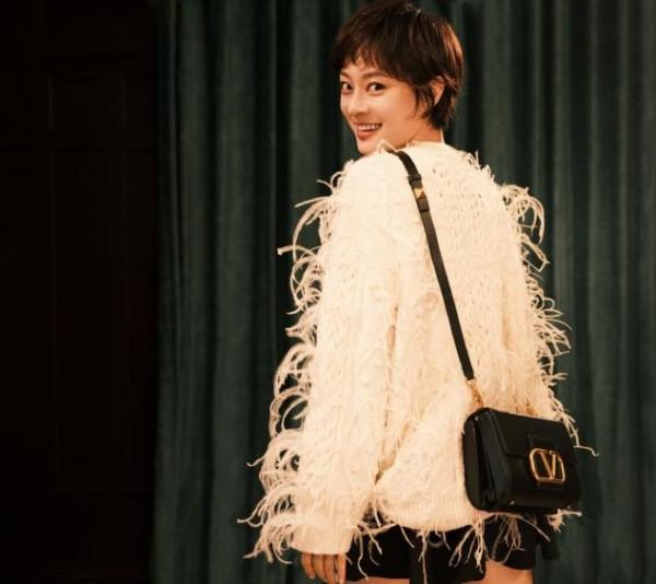 孫儷逛街被偶遇，三十多度穿貂有勇氣，不愧是養生達人