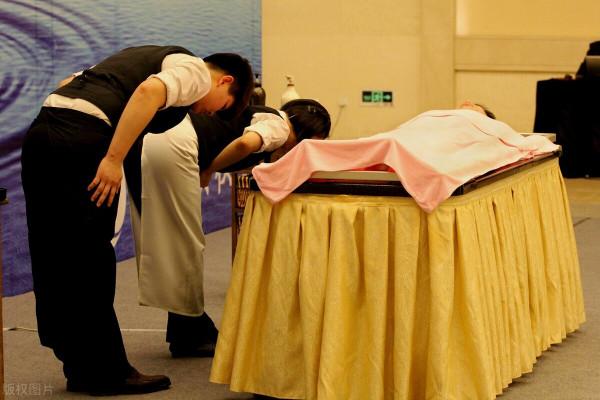 參加農村養父的葬禮，30歲的我終於和世界和解