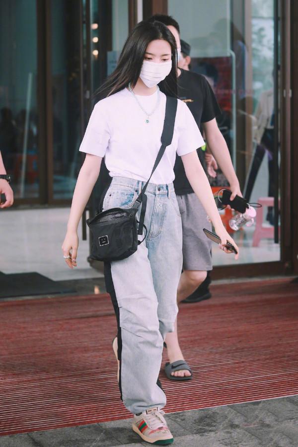 楊超越太個性了,前面牛仔褲後面休閒褲,搭配白色T恤帥氣搶鏡 楊超越太個性了,前面牛仔褲後面休閒褲,搭配白色T恤帥氣搶鏡