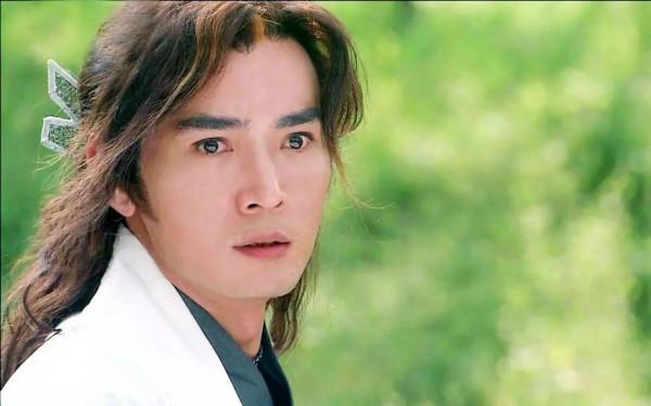 金庸小說當中是否有人物，能夠避開古龍小說中李尋歡的飛刀呢？