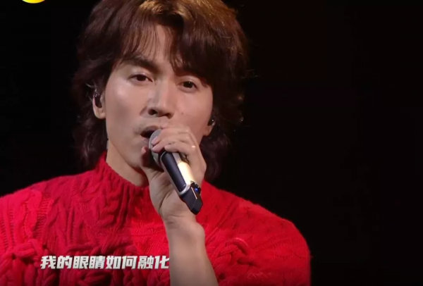 眾星年貨晚會，鞠婧禕萬年妝，阿嬌大嬸既視感，蔡徐坤man爆