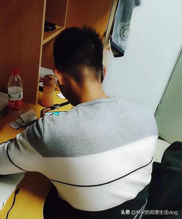 張藝興去工廠打工，剛進入熱戀狀態，發現女朋友不對勁，該怎麼辦