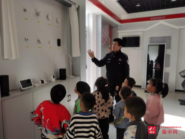 萌娃走進東嶽警務室安防體驗館