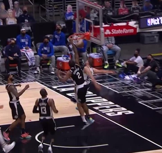 小卡出席球隊新球館奠基儀式 身穿印有喬治怒吼連帽衫