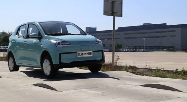 2款微型電動車來了，續航150公里，可坐5人，上班、接娃兩不誤