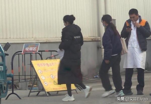 趙麗穎片場似大佬！34歲身披羽絨服忙上忙下，配打底褲小鳥腿搶鏡