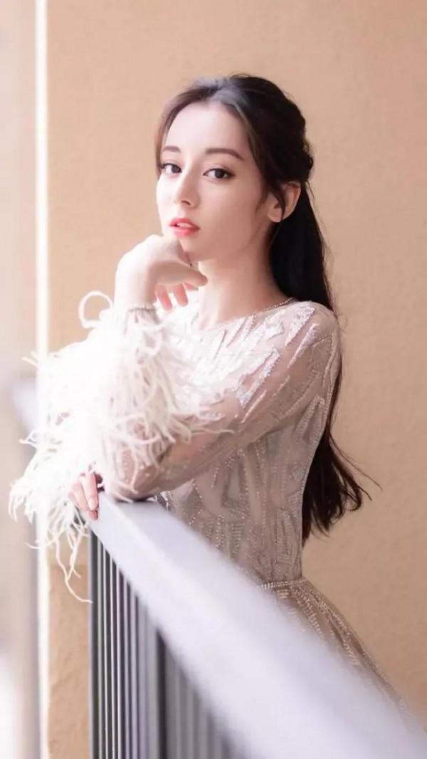 迪麗熱巴，出水芙蓉，美麗動人