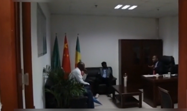 這個黑人在中國做生意成億萬富翁後,竟放棄當老闆,來報答中國 這個黑人在中國做生意成億萬富翁後,竟放棄當老闆,來報答中國