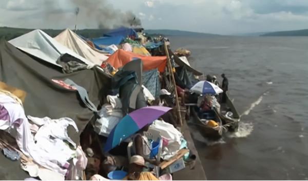 非洲玩命貨船,在剛果河上載2000人,隨時都要翻船 非洲玩命貨船,在剛果河上載2000人,隨時都要翻船