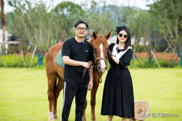 李湘富婆包袱太重!走機場穿大衣水晶鞋還拎名牌包,回頭率真不低 李湘富婆包袱太重!走機場穿大衣水晶鞋還拎名牌包,回頭率真不低