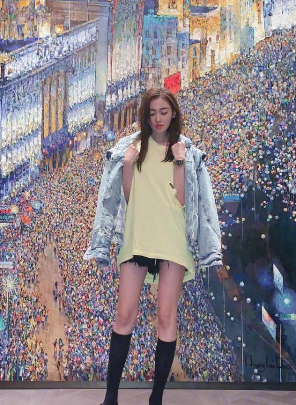 張天愛真會玩,揹帶褲直接搭吊帶小背心,這穿法一般人學不來 張天愛真會玩,揹帶褲直接搭吊帶小背心,這穿法一般人學不來