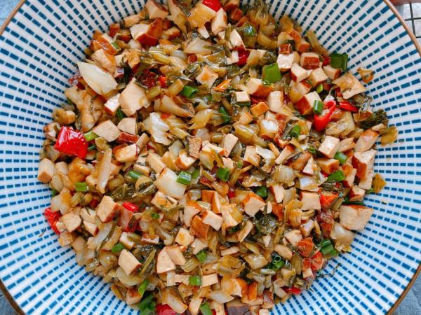 秋冬季節才有的下飯菜，加點豆乾簡單炒一炒，一口氣能吃好幾碗飯