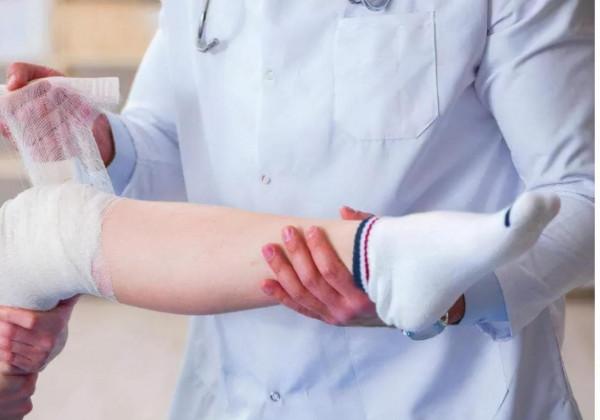 趙赫因癌去世：中老年出現7個症狀警惕骨癌，及時就醫