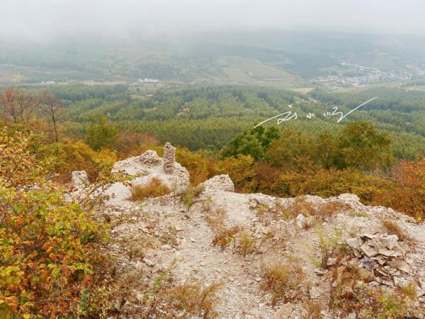 遊客在吉林延邊旅遊,發現山上好多石頭堆,不禁疑惑:這是什麼? 遊客在吉林延邊旅遊,發現山上好多石頭堆,不禁疑惑:這是什麼?