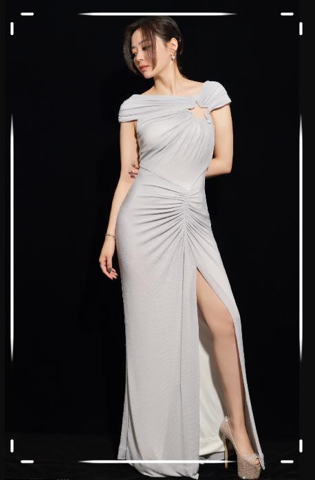 張靚穎未修圖手臂變粗，貼身長裙印出腰上贅肉，和精修圖差異明顯