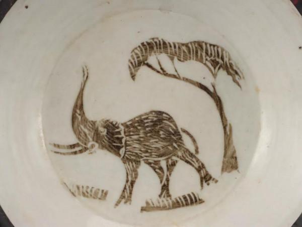 宋代 定窯包銅象紋盤規格：厚5cm 寬21.4cm