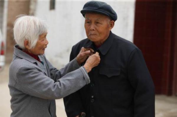 河南86歲老兵接受慰問,牆上老照片嚇壞省委書記,緊急聯絡軍區 河南86歲老兵接受慰問,牆上老照片嚇壞省委書記,緊急聯絡軍區