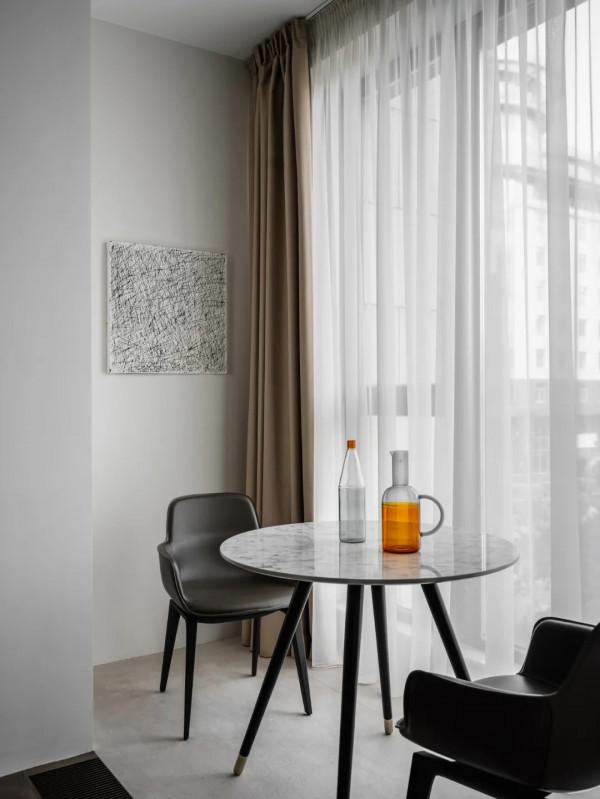 被這對情侶的家吸引住了！無主燈客廳顯高階，開放式廚房簡潔大方