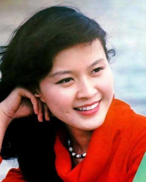 方舒：被屠洪剛拋棄後獨自撫養兩個女兒長大，生活有淚也有笑