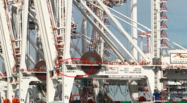 拜登重蹈奧巴馬覆轍！拿巨幅國旗擋住漢字，掩耳盜鈴成全世界笑柄