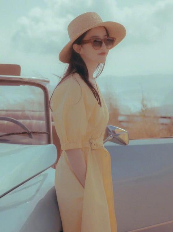 劉亦菲素顏自拍上熱搜，紫色衛衣搭配紫色髮帶，真是仙女本仙