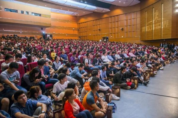 孟晚舟成電開講 : 來日並不方長,選擇決定未來 孟晚舟成電開講 : 來日並不方長,選擇決定未來