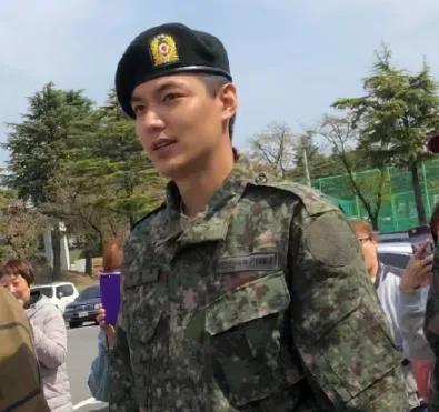 有種“整容”叫李敏鎬入伍，當兵前發福油膩不敢認，退伍後認不出
